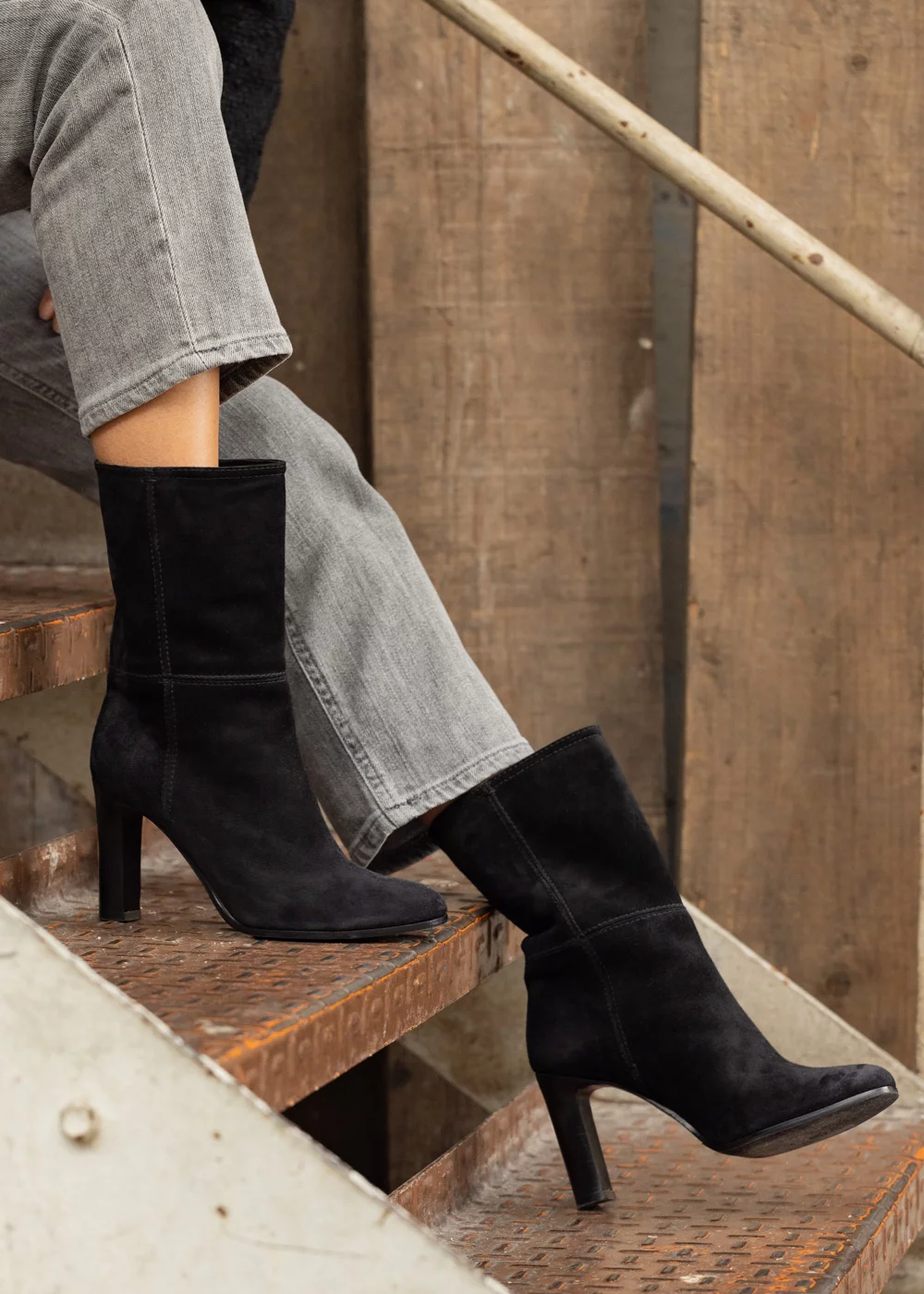BOOTS  LAETITIA TUBE VELOURS NOIR