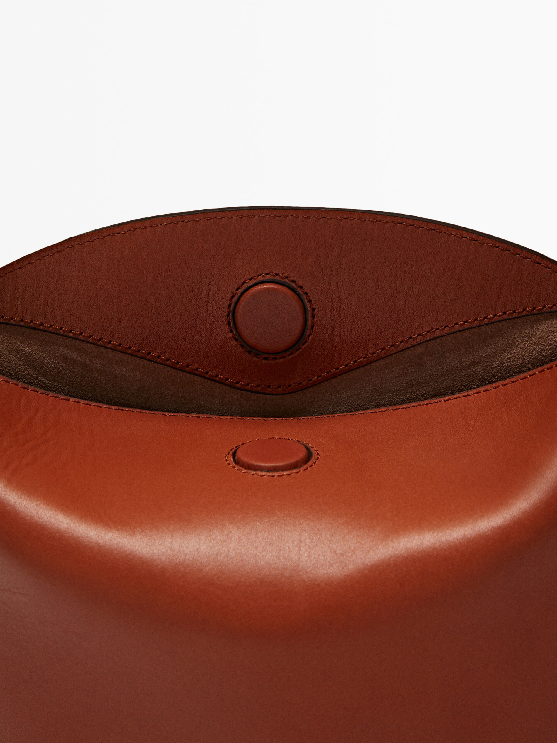 Mini bolsa de ombro tipo saco em couro napa - COURO