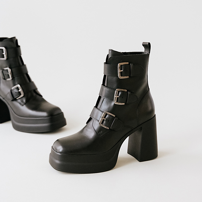 Boots à sangles et plateformes  en cuir noir