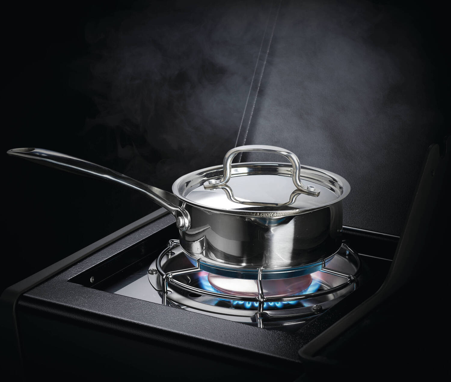 Napoleon gasbarbecue Rogue 425 met achter- en zijbrander inclusief spit 130 x 64 x 160 cm