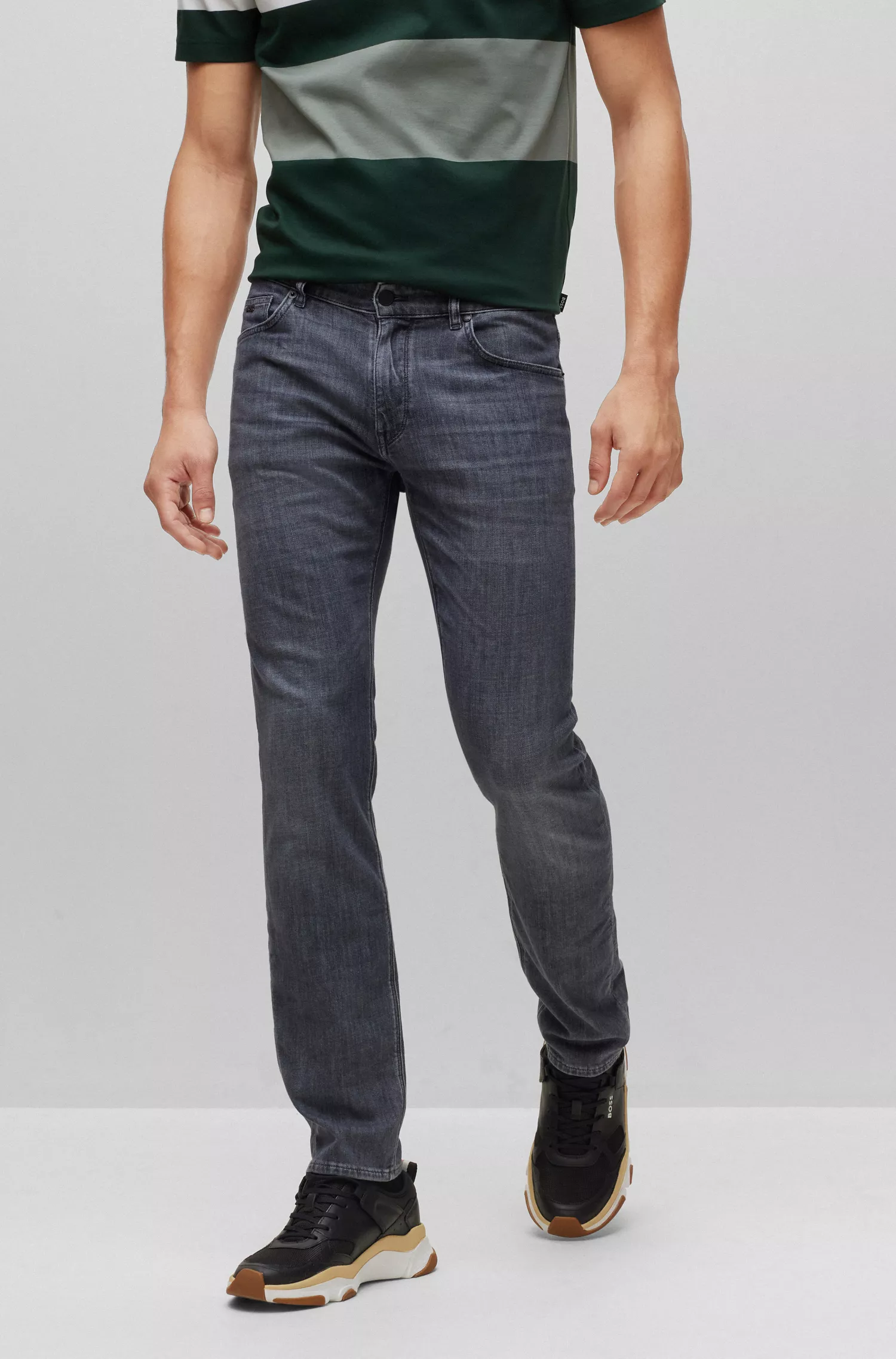 Calça jeans BOSS preta, corte regular, em denim cinza com elasticidade para maior conforto.