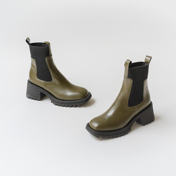 Boots à élastiques et semelles crantées...  en cuir glacé kaki