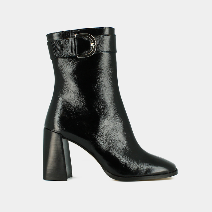 Bottines à talons et boucles  en cuir brillant noir