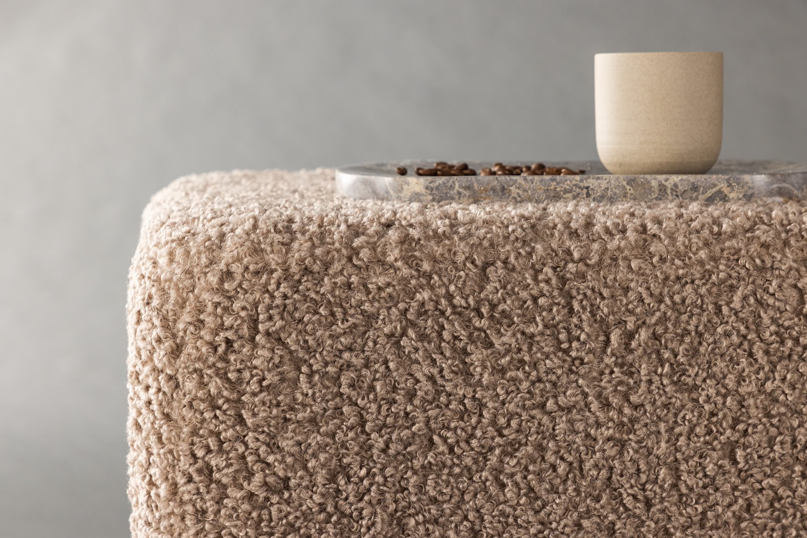 Newton puff Beige teddystoff, sølvfarget sokkel