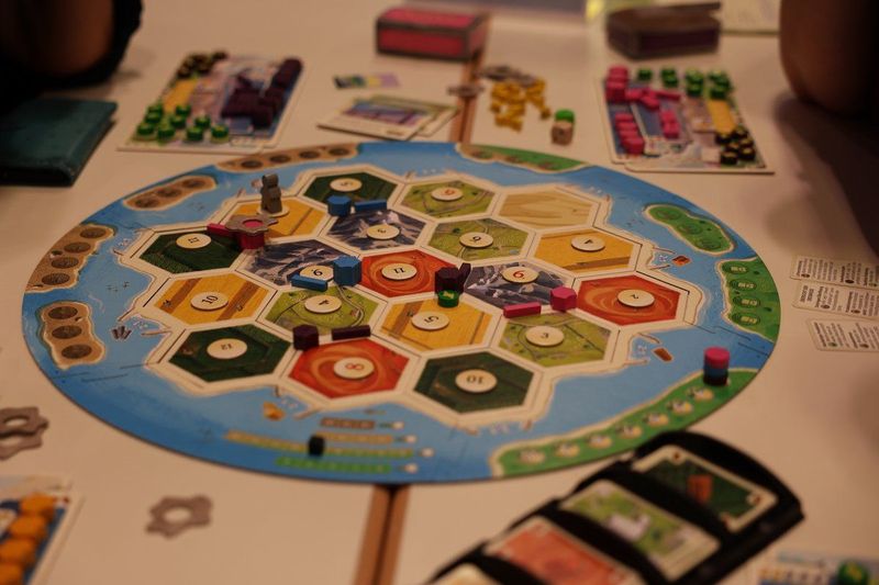 999 Games - CATAN - Nieuwe Energie - Bordspel - Inclusief Houten Speelstukken - Duurzaam Spel