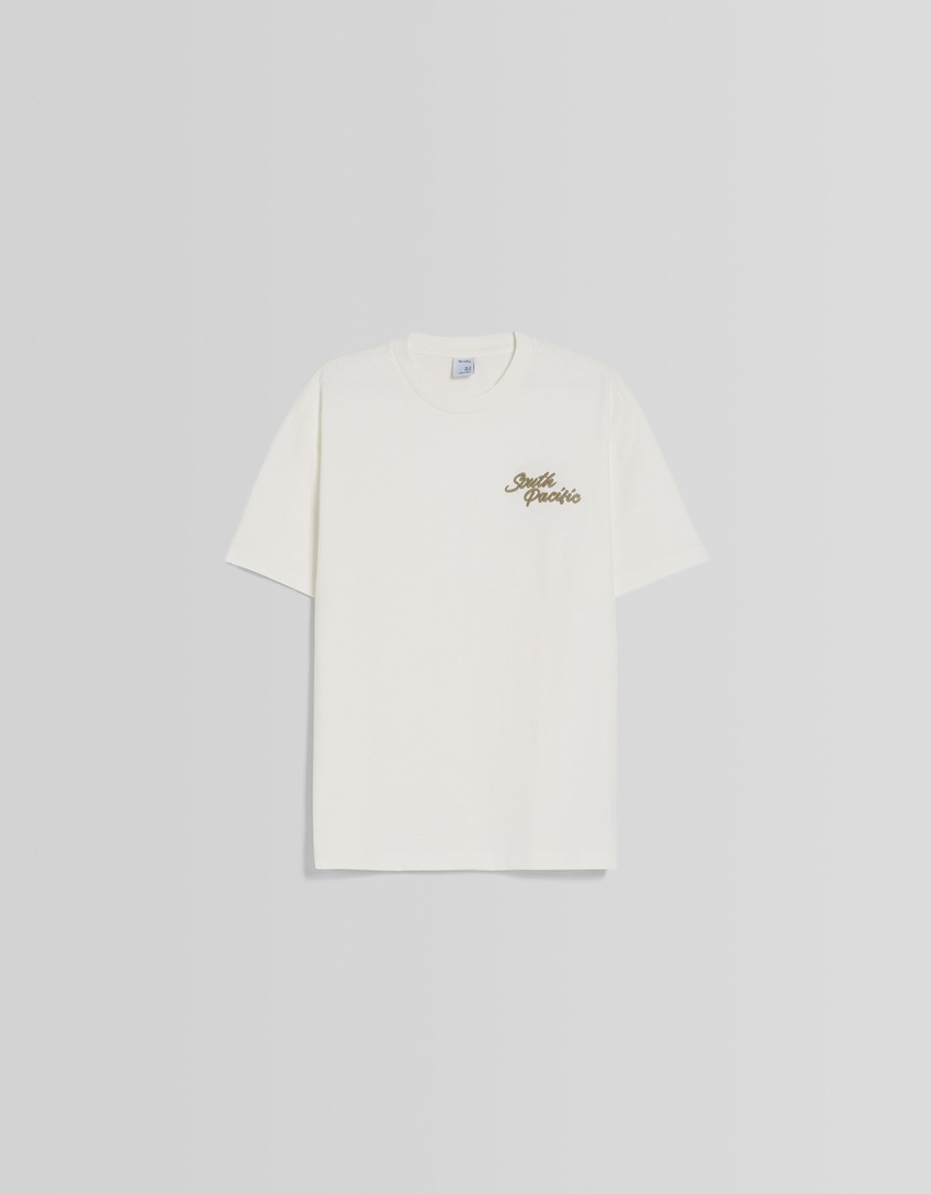 Camiseta de manga curta com modelagem quadrada e bordado.