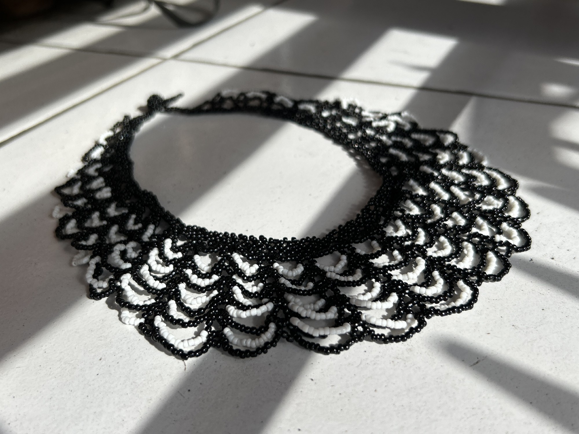Collier aus Glasperlen, schwarz, weiß, H 25 cm, B 18 cm günstig bestellen