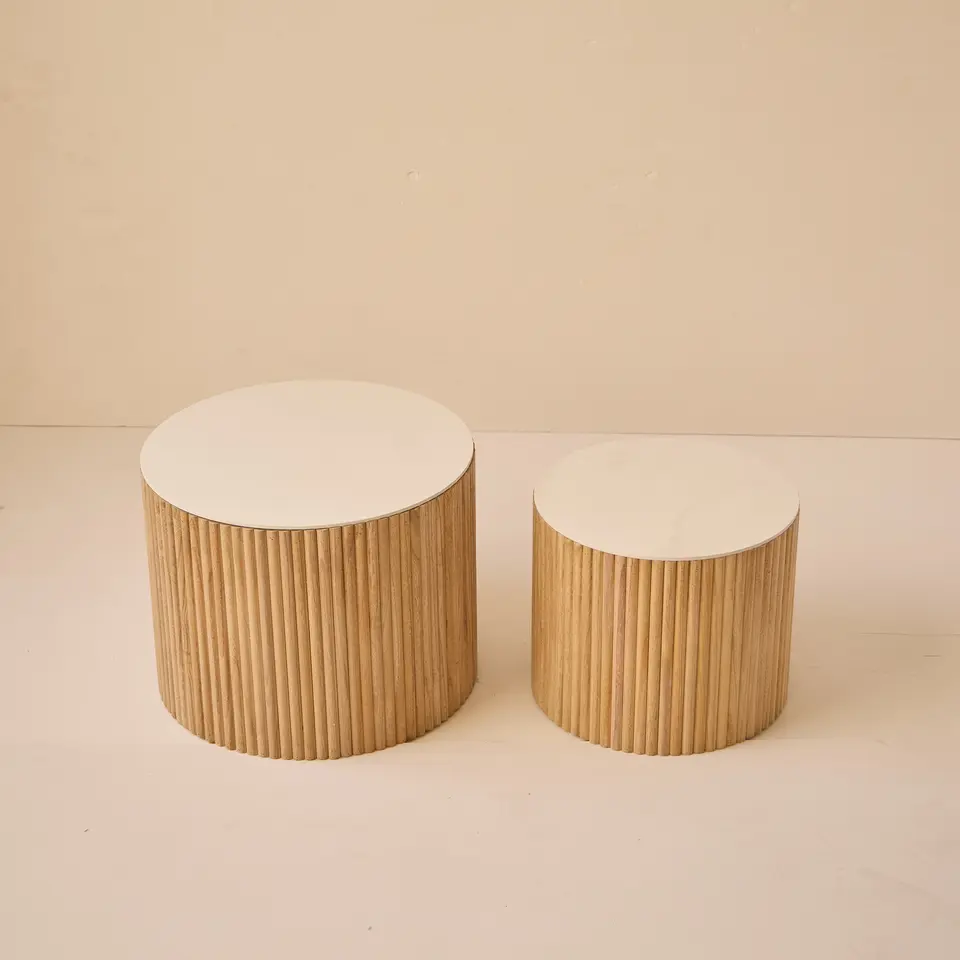 Set van 2 ronde salontafels van massief hout met opbergruimte