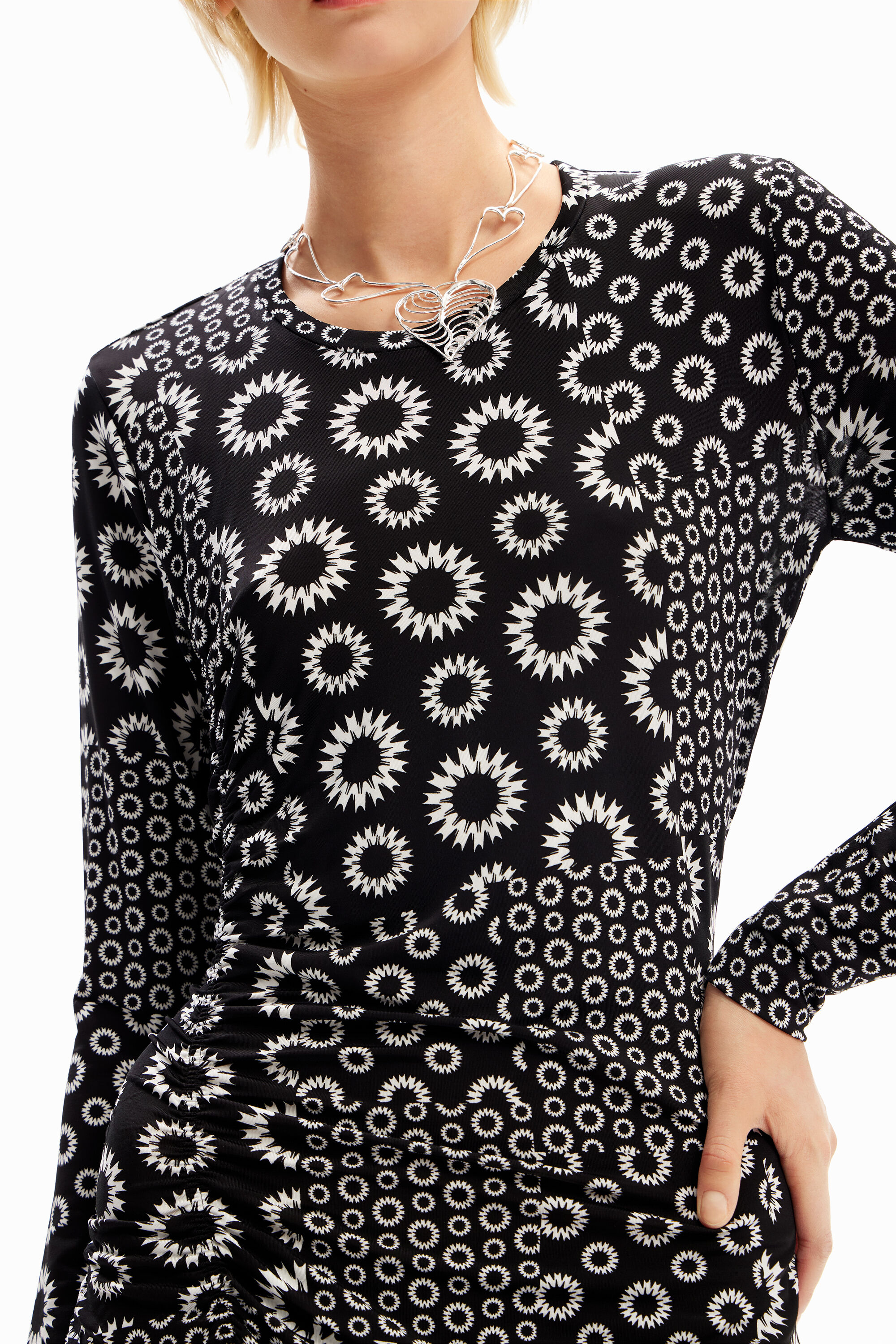 Vestido midi slim com detalhes em patchwork