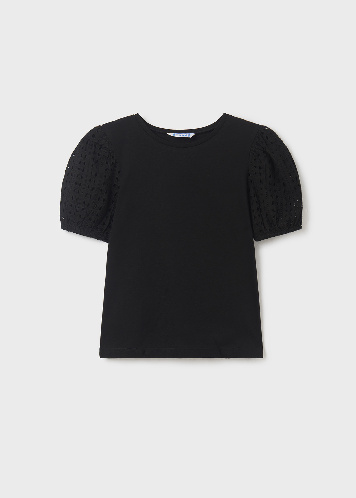 Camiseta feminina de manga curta perfurada, feita de algodão sustentável.