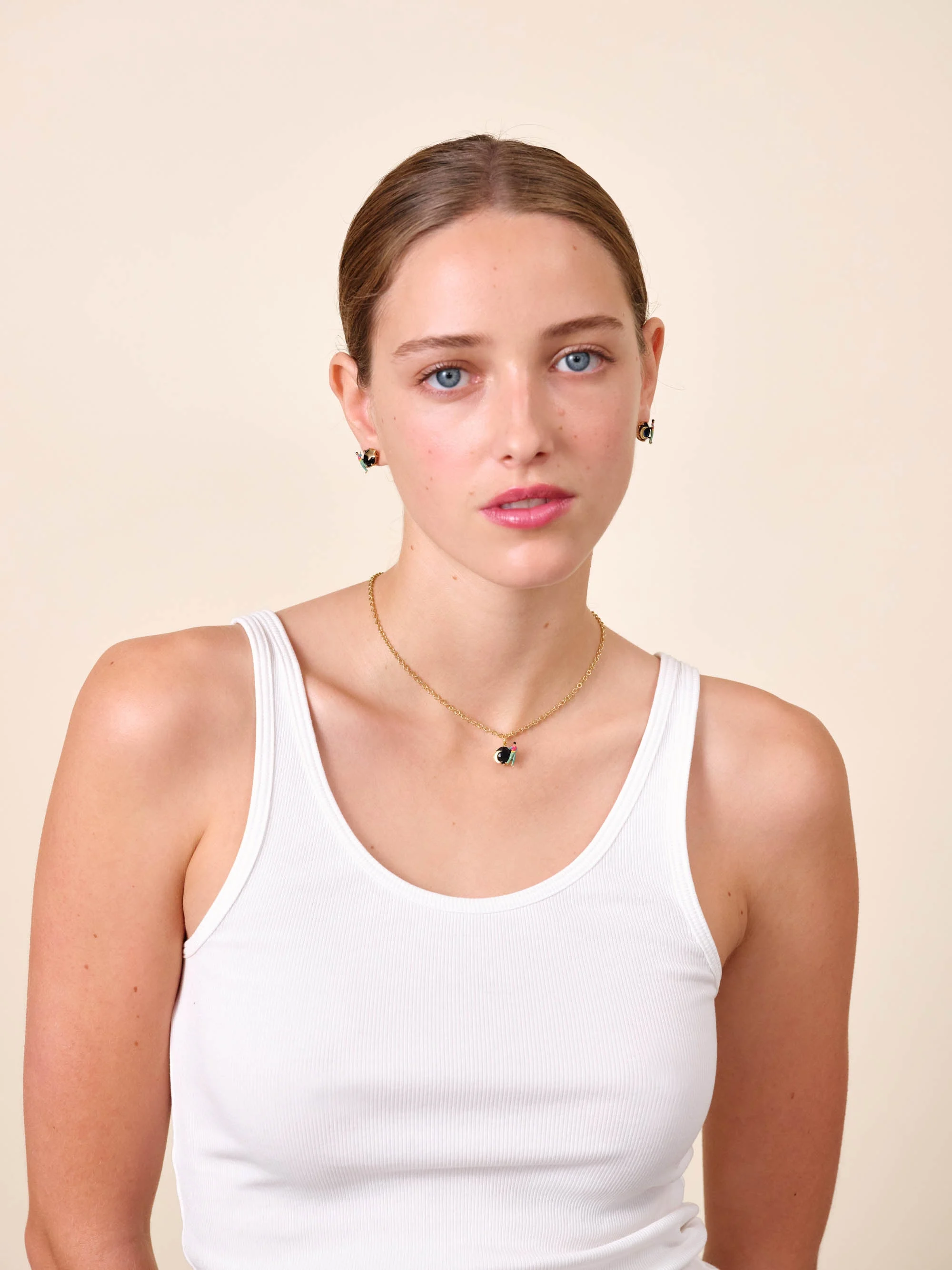Collier pendentif pierre en verre taillé, lune et personnage | Multicolore