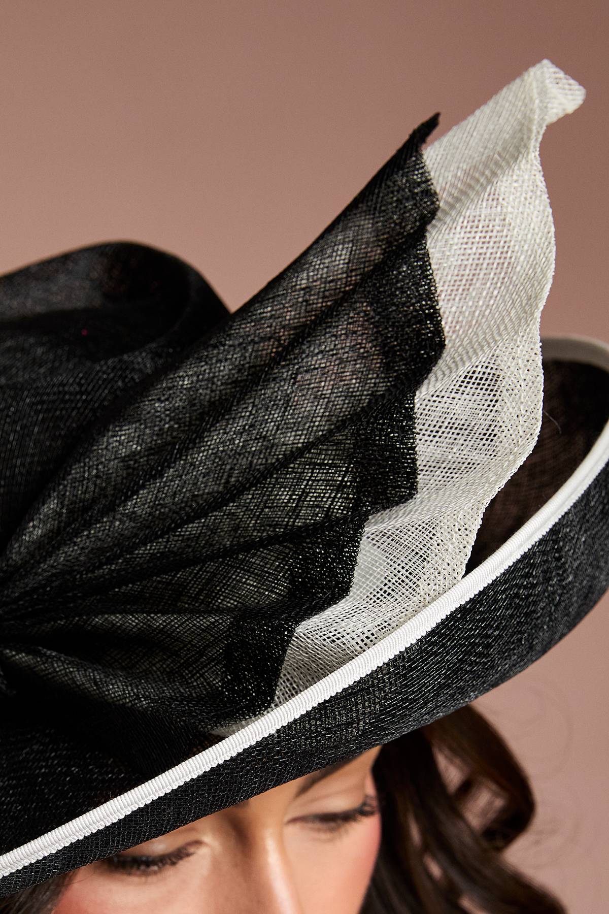 Coast Chapeau Plissé Lisa Beige Avec Nœud Décoratif