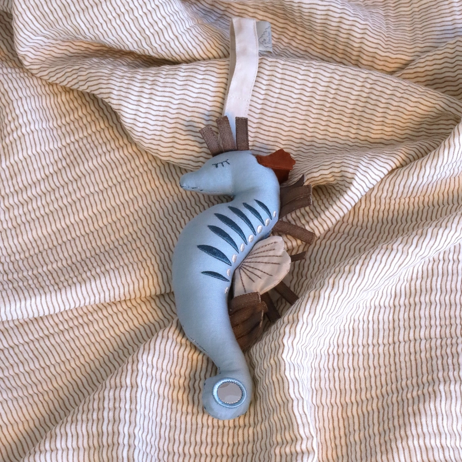Cam Cam® COPENHAGEN Activity-Spielzeug Seepferdchen SandBlue