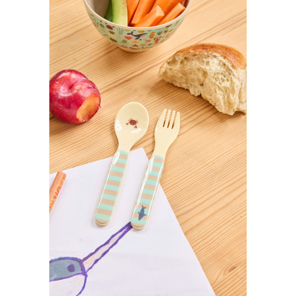 Køb Rice Blue Ocean Print Kids Melamine Ske og Gaffel