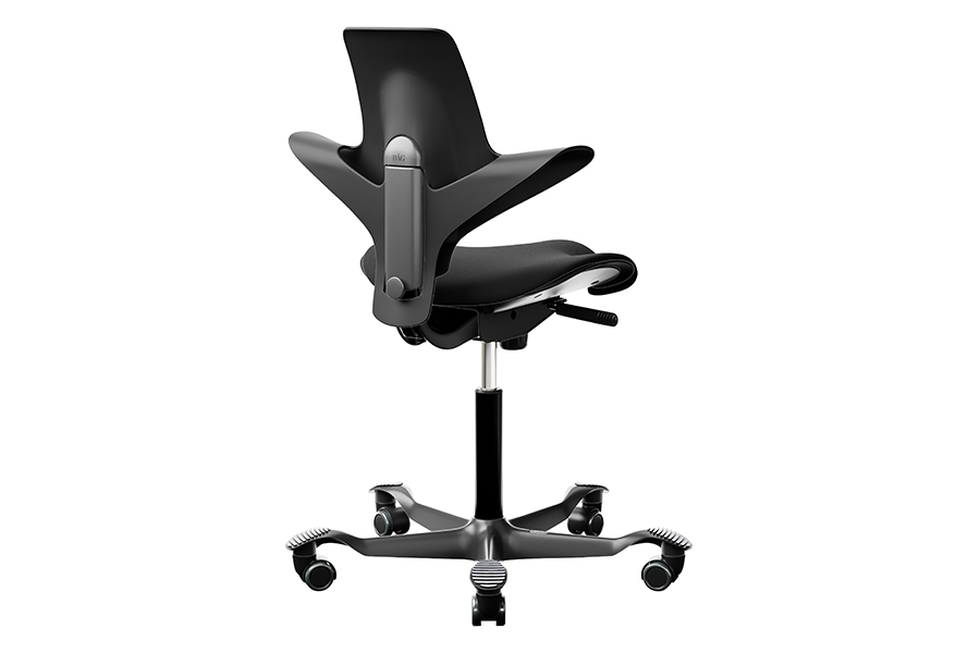 Capisco Puls 8020 Kontorstol Sort skall med pute i tekstil Nexus 013 sort med sort kryssfot i plast, standard høyde og hjul med myke trinser.\n