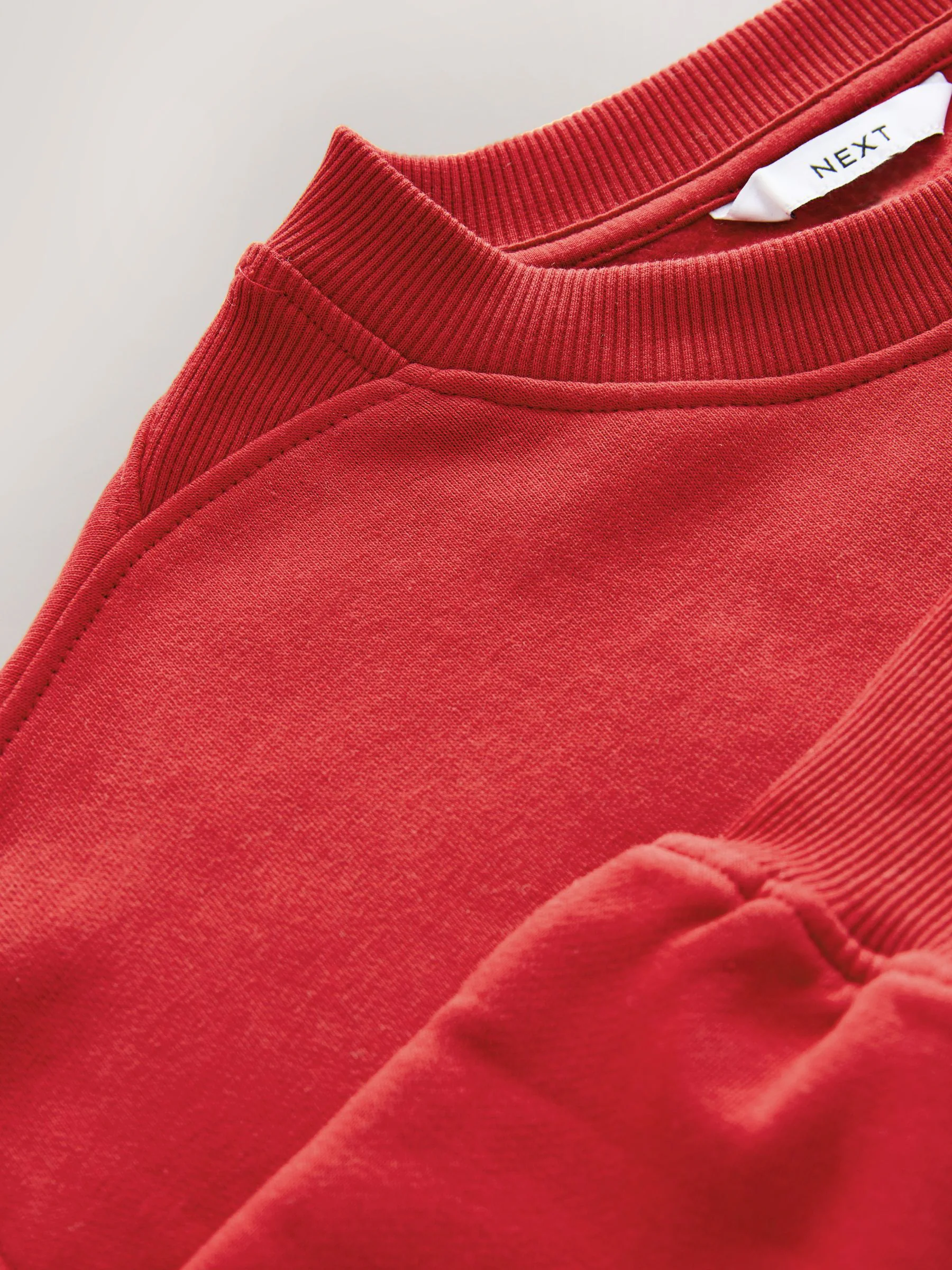 Kersrood - Essentials sweatshirt met relaxte pasvorm, lange snit en zakken