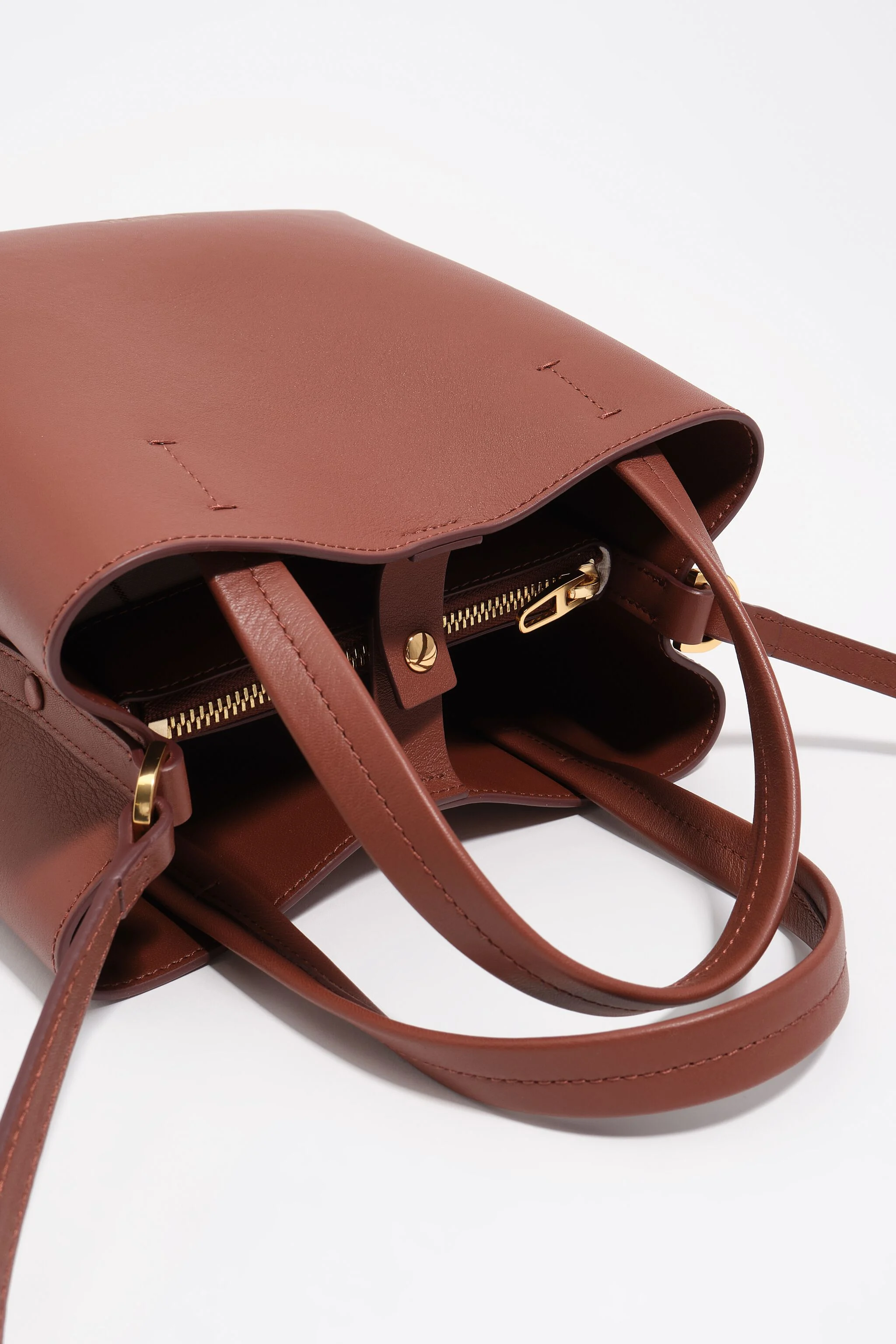 Bolsa pequena de couro cor nogueira com estampa de Chihuahua