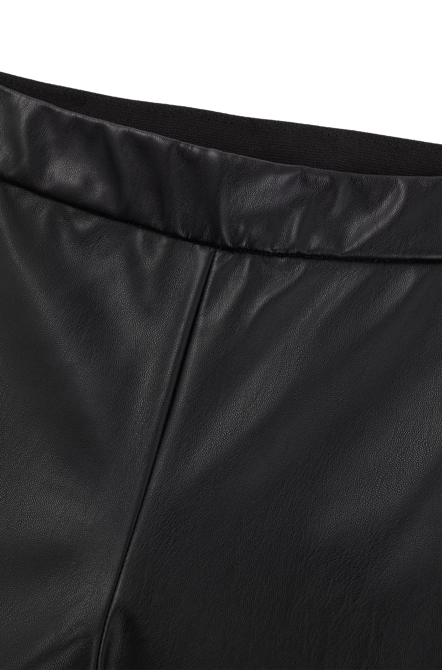 Calça BOSS laranja, corte skinny, cintura alta e zíper lateral.