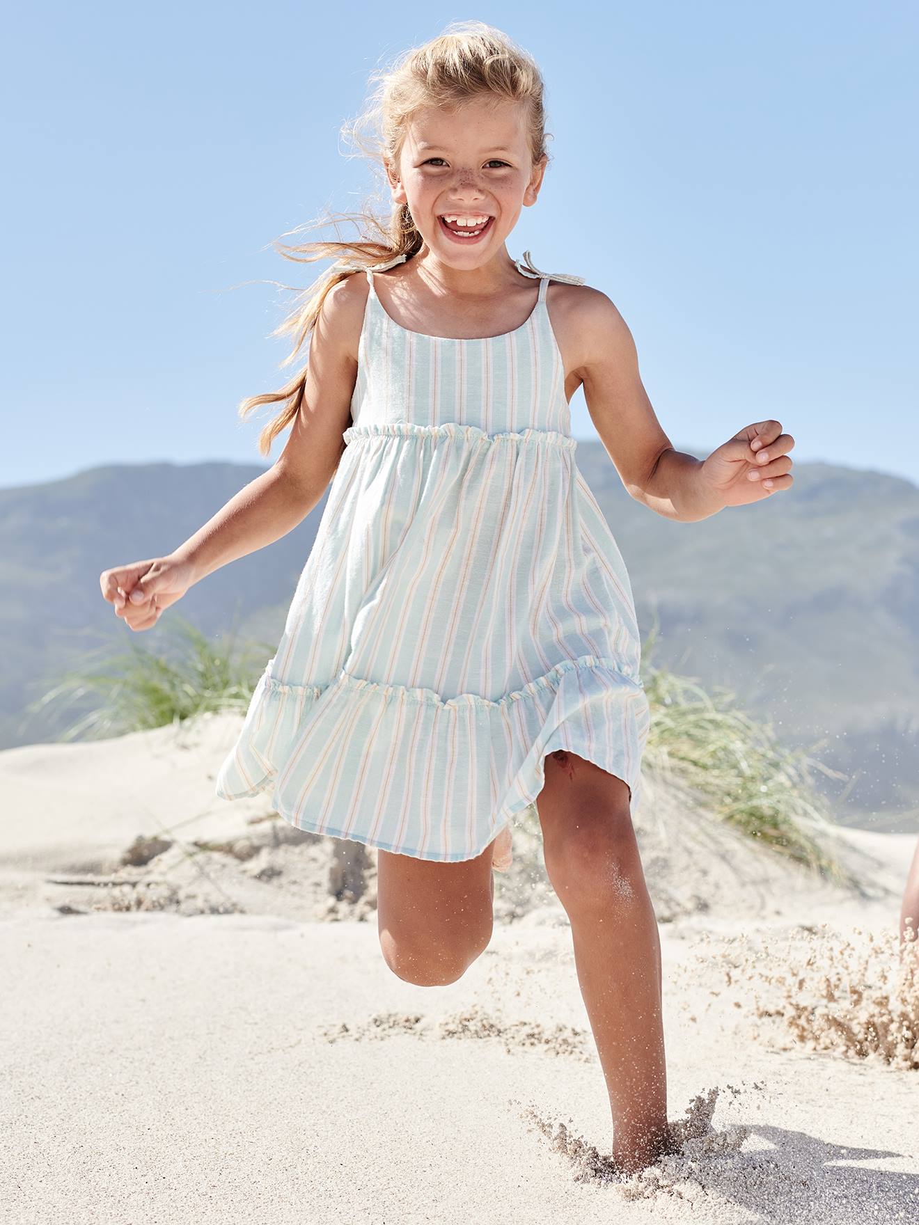 Vestido listrado azul claro com fios brilhantes e alças para meninas