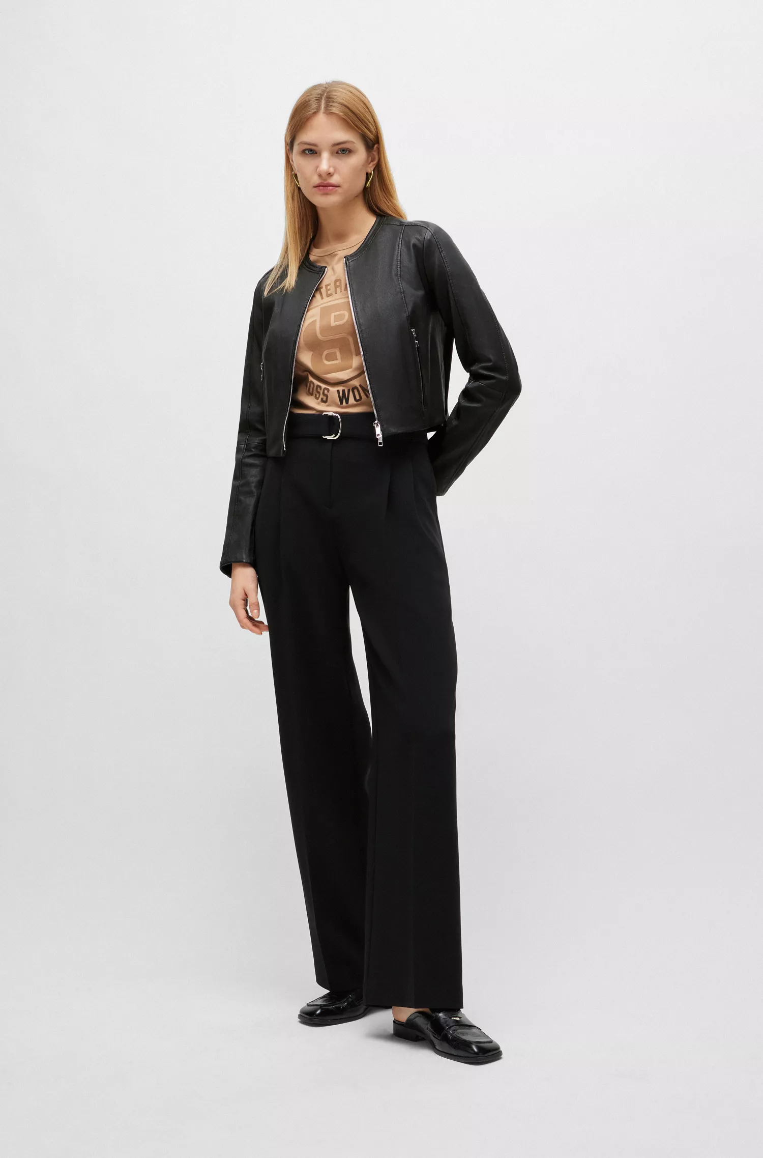 Jaqueta de couro BOSS preta sem gola, modelagem slim.