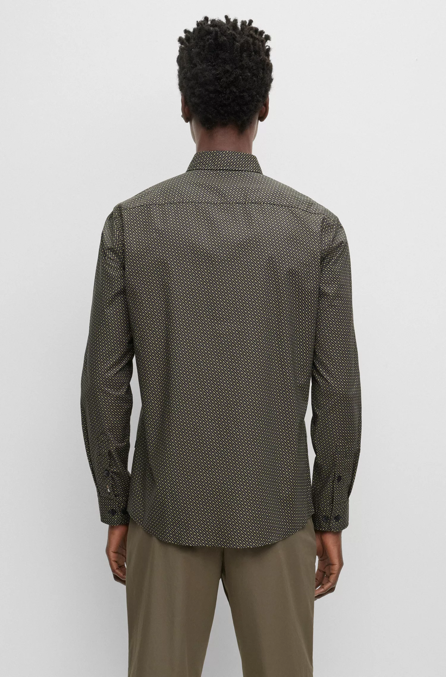 Camisa BOSS preta de corte slim em popeline de algodão elástico com estampa de monograma.