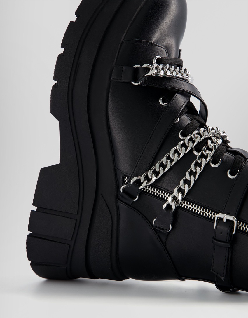 Botas de cano curto sem salto com detalhes em corrente