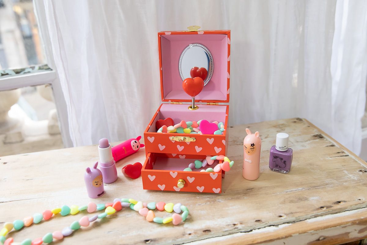 Boite à bijoux à tiroirs cœur .