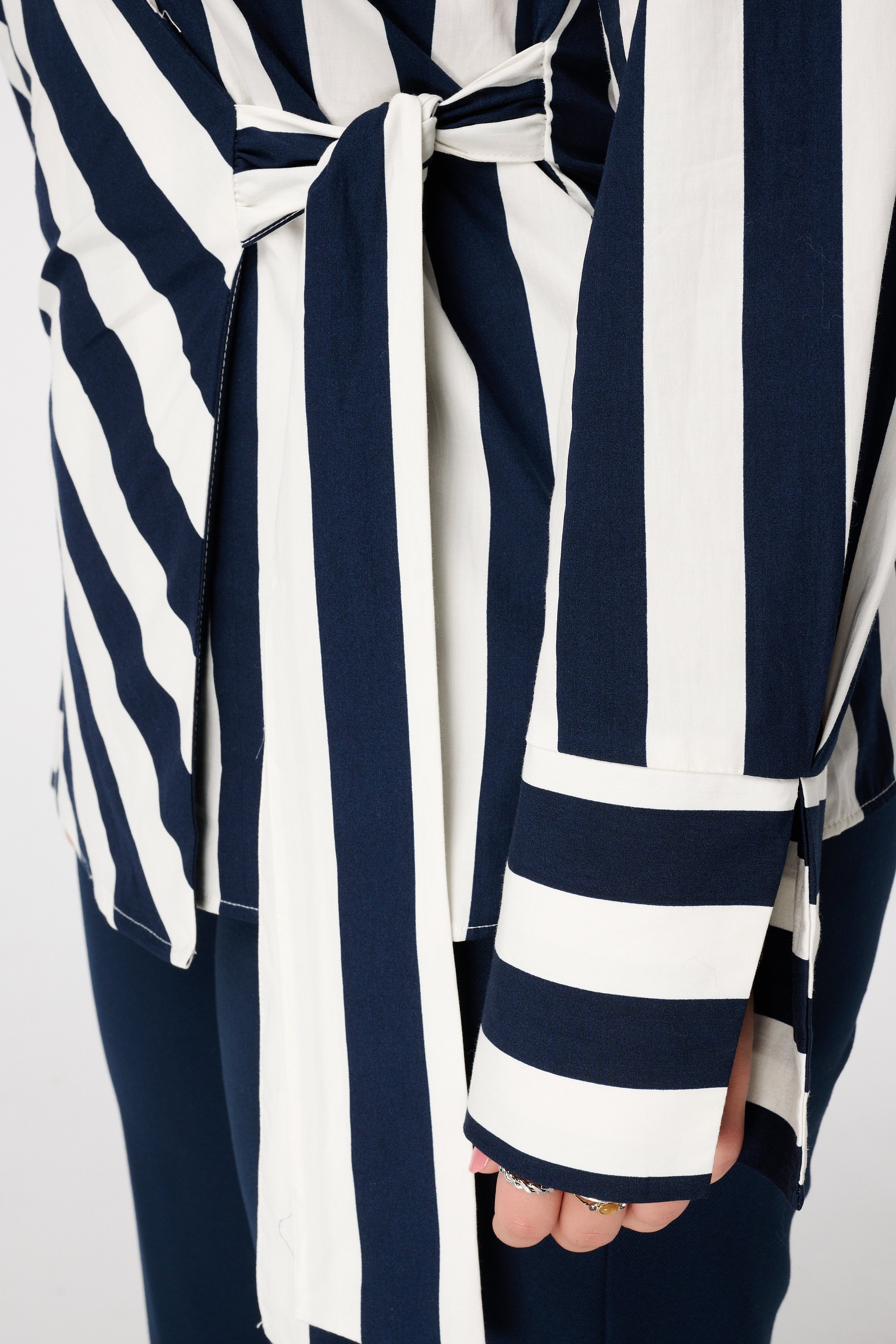 Overslagblouse met V-hals en strikdetail Multi blue