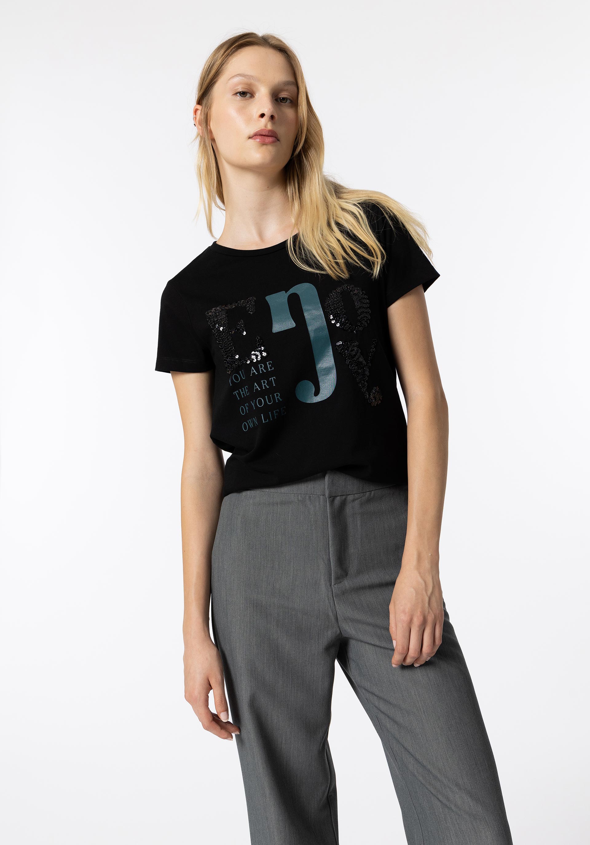 T-shirt Mensagem com Aplicações