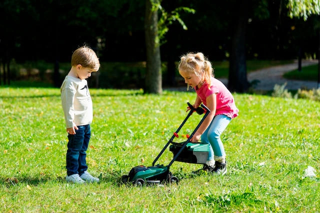 Klein Kinder-Rasenmäher »Bosch mini, Rotak II« Made in Germany
