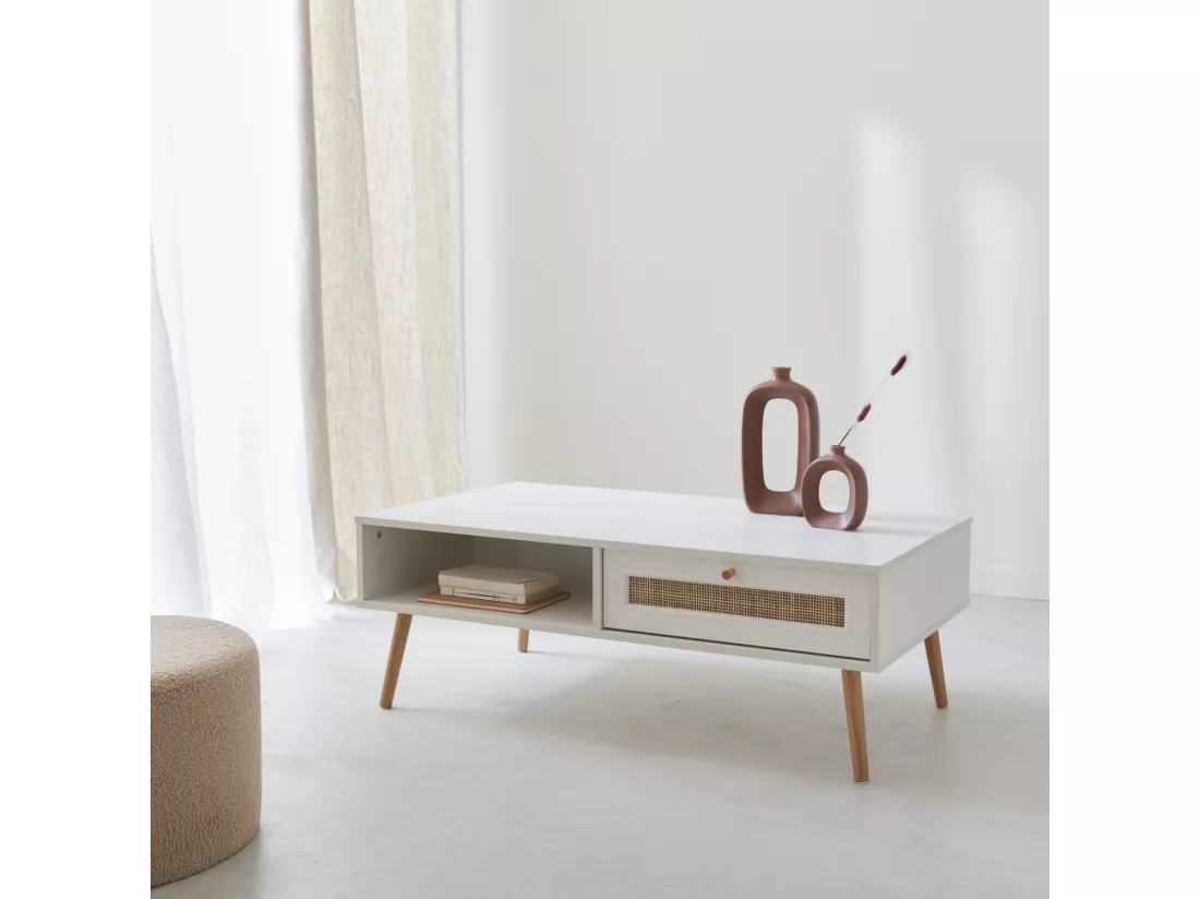 Table basse en cannage 110x59x39cm - Bohème - Blanc. 1 tiroir. 1 espace de rangement. pieds scandinaves