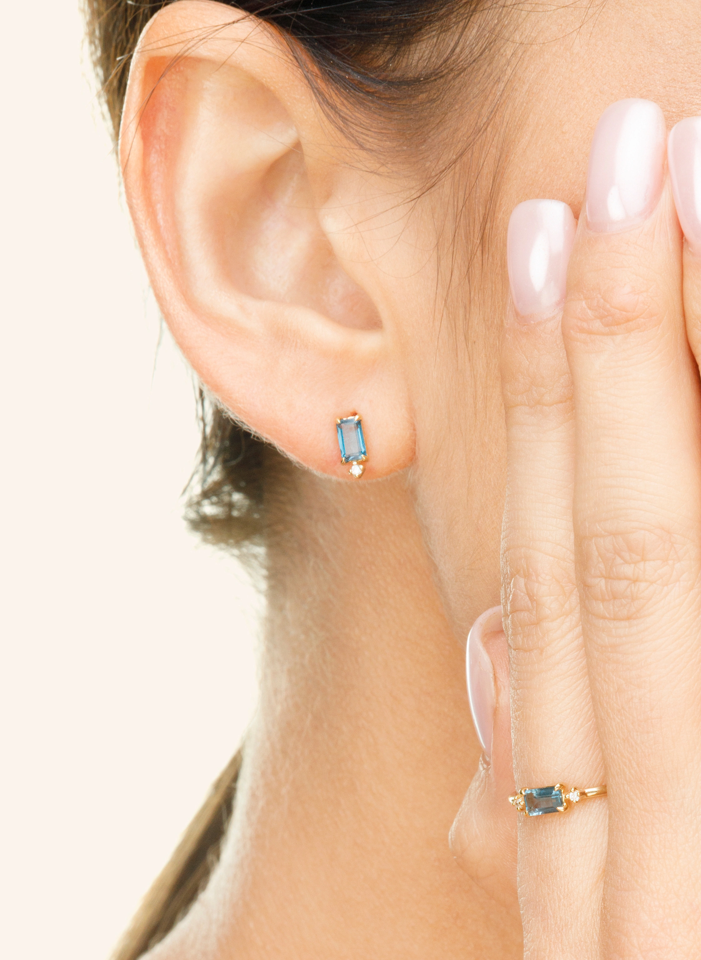 Leaf Ohrstecker LONDON BLUE TOPAZ aus 14 Karat Gelbgold