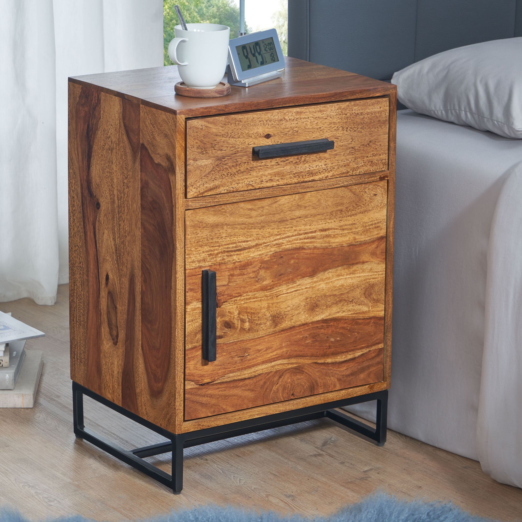 KADIMA DESIGN Nachtkonsole aus Sheeshamholz, pulverbeschichtetes Eisen, Industrial-Style, Schublade und Türfach