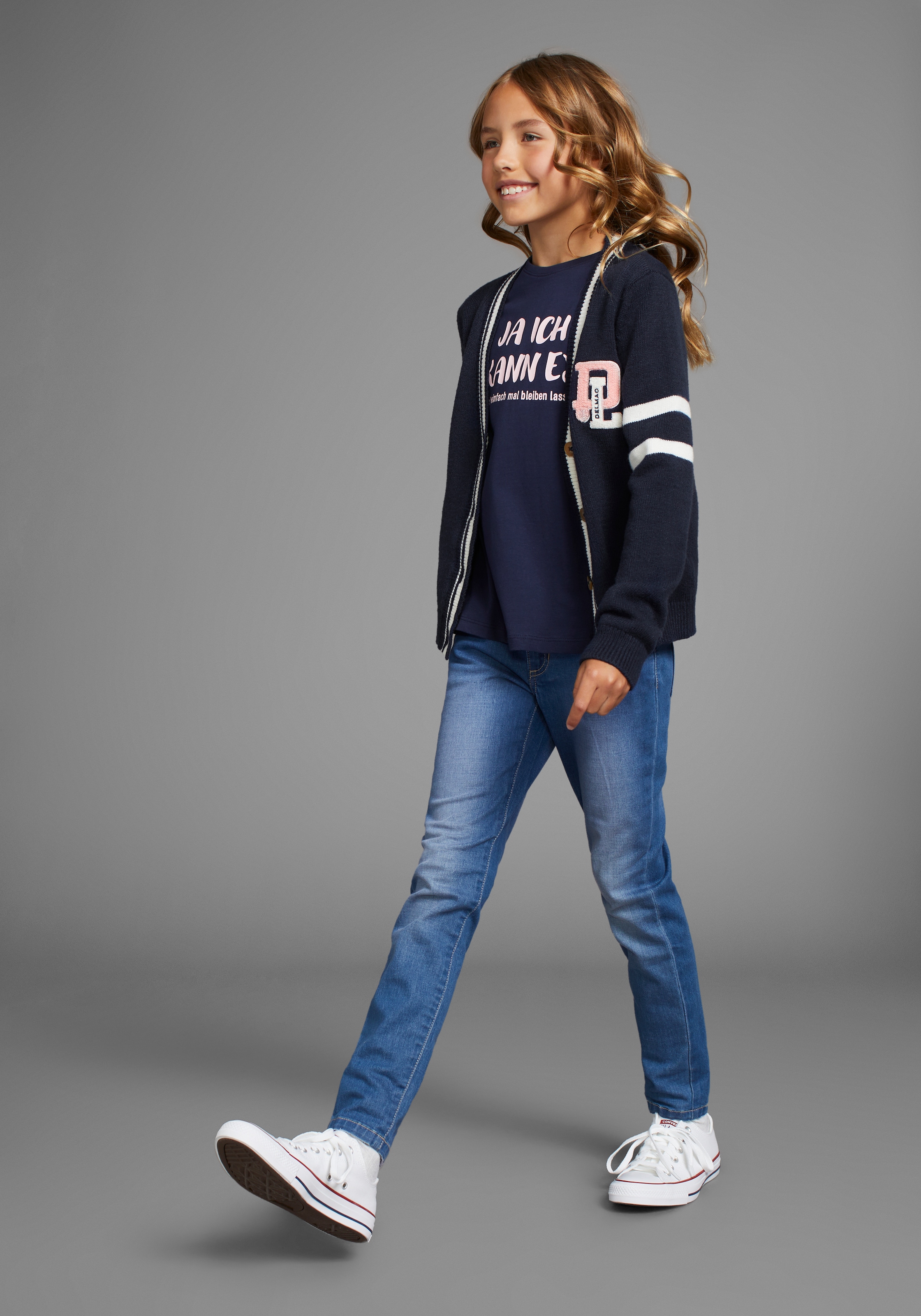 DELMAO Strickjacke »im Collegestyle mit Badge«, Trendiger Style für Mädchen