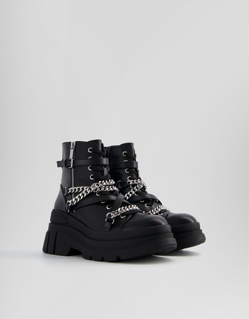 Botas de cano curto sem salto com detalhes em corrente