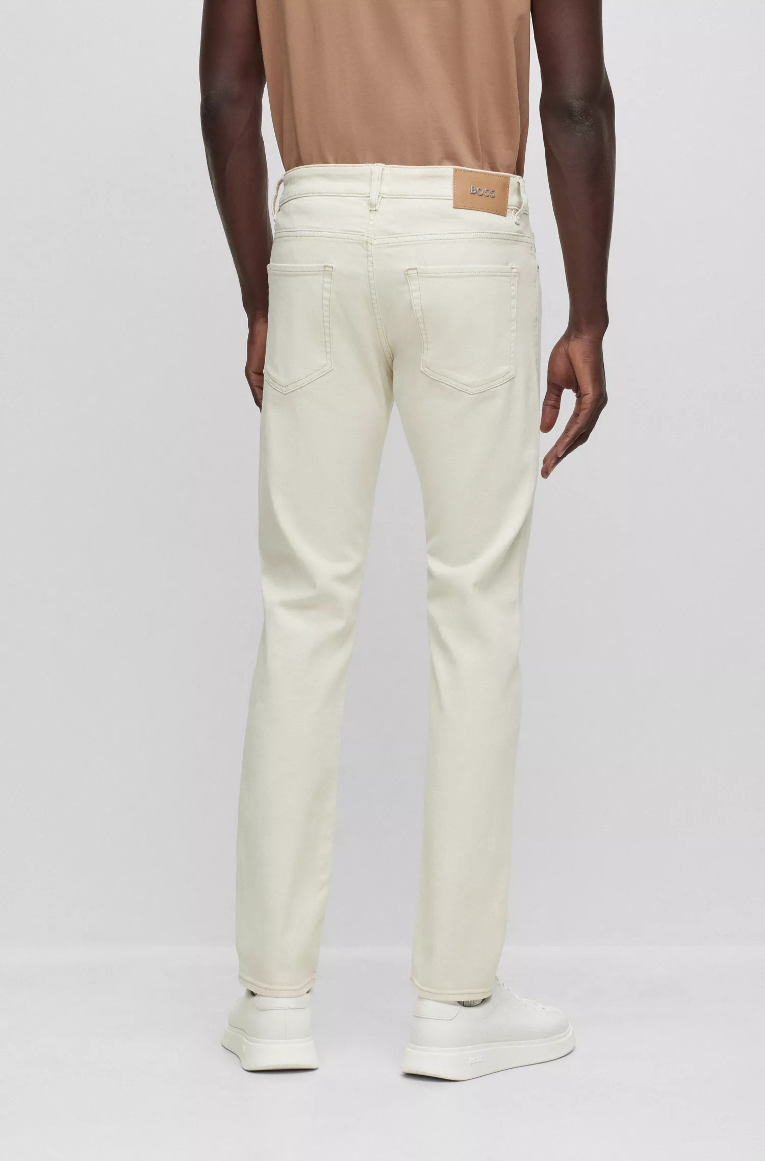 Calça jeans BOSS preta, corte slim, em denim italiano supermacio.
