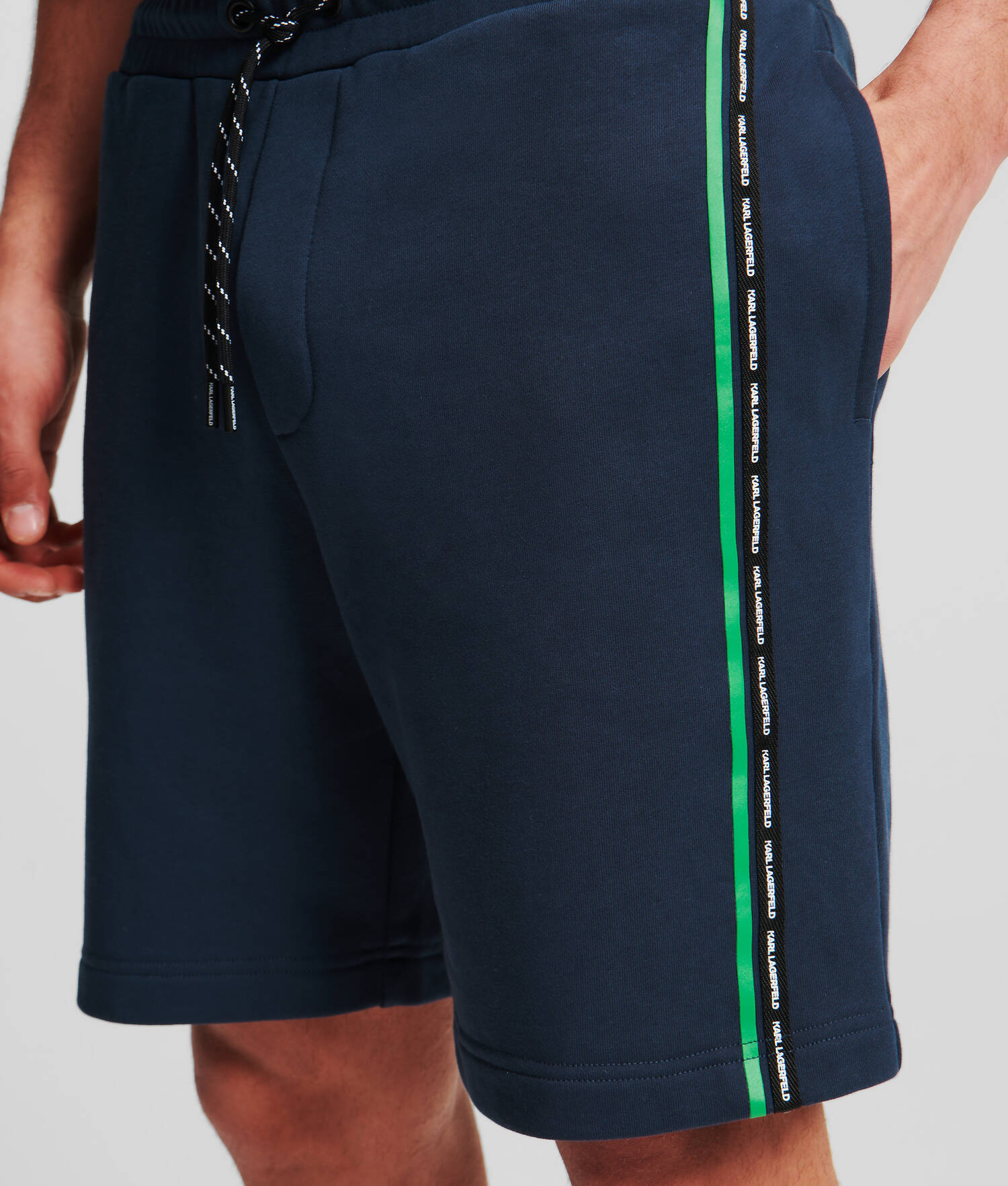 SHORT RAYÉ AVEC LOGO