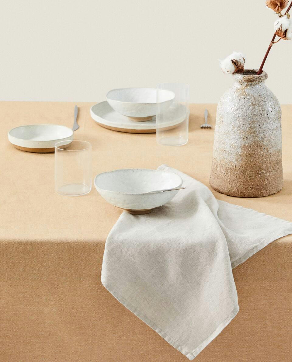 TOALHA DE MESA COM BORDA ONDULADA