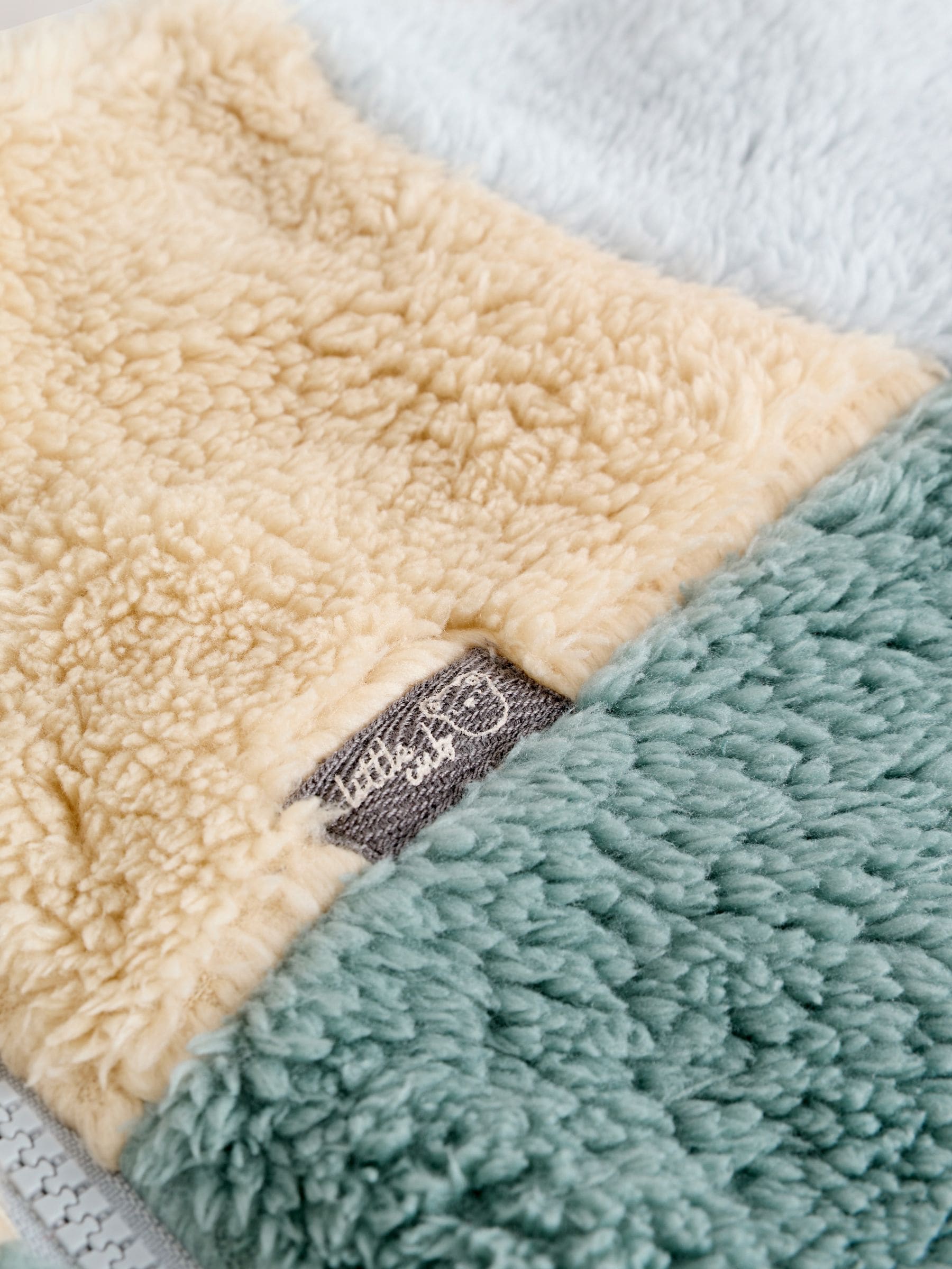 Mineraalkleurig - Kleurgeblokkeerde fleece pyjama