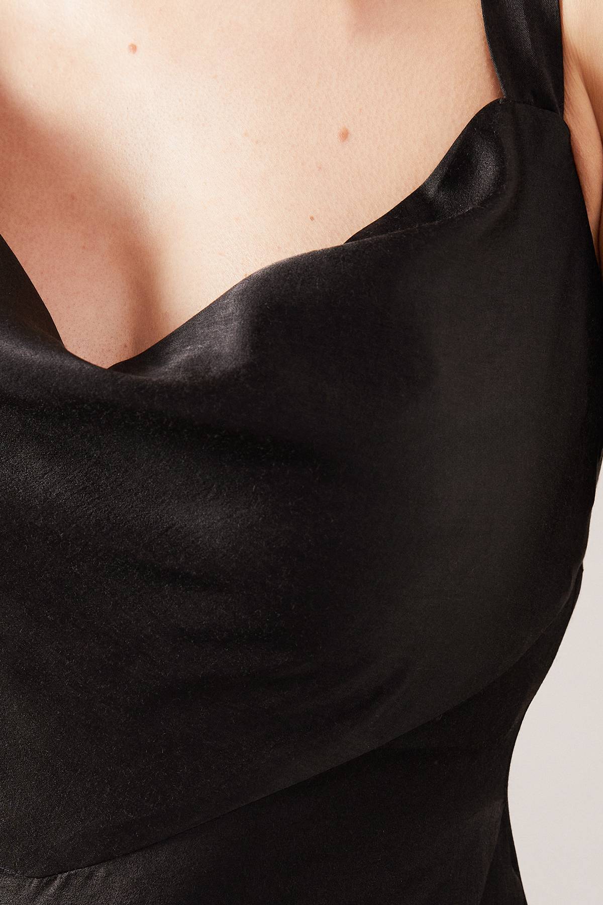 Wallis Robe Mi-Longue Asymétrique en Satin