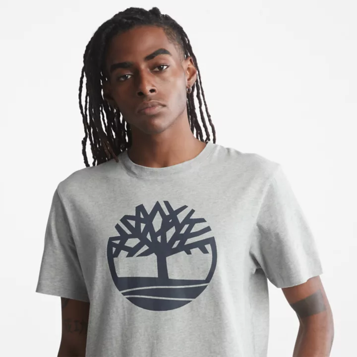 Camiseta masculina cinza com o logotipo da árvore do rio Kennebec.