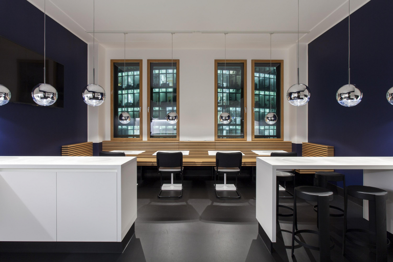 Thonet S32 V stoel gevlochten riet, zwart gebeitst, chroom onderstel
