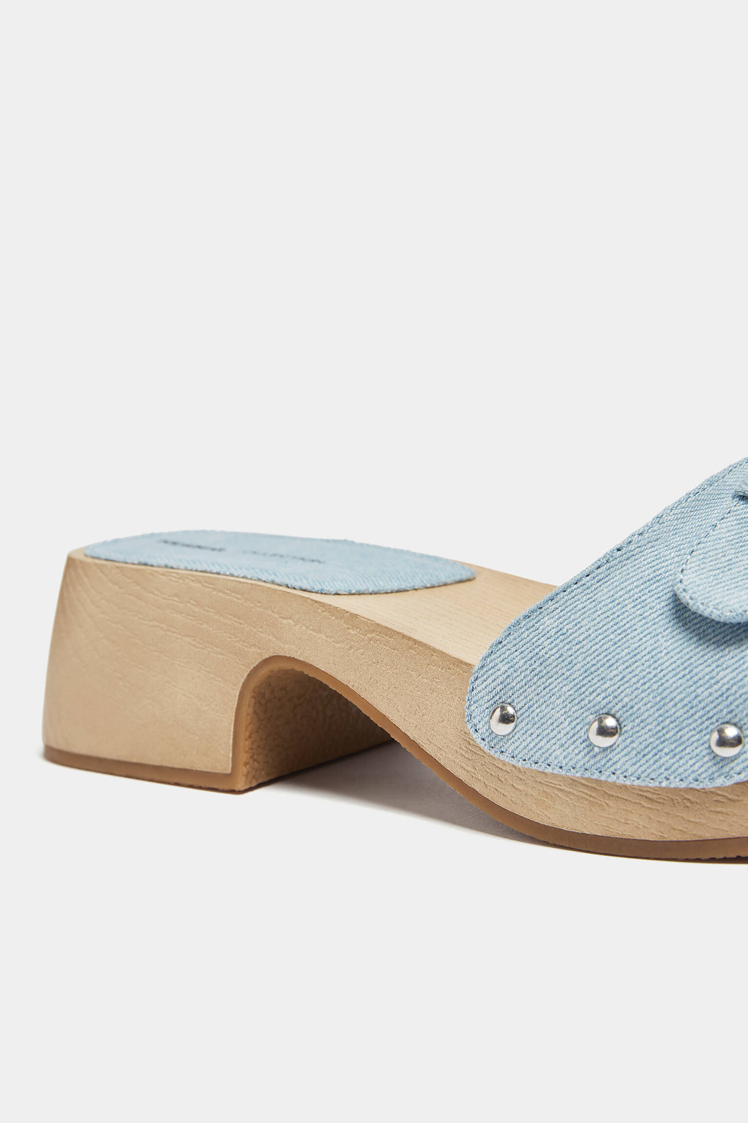 Tamanco de jeans com fivela de madeira