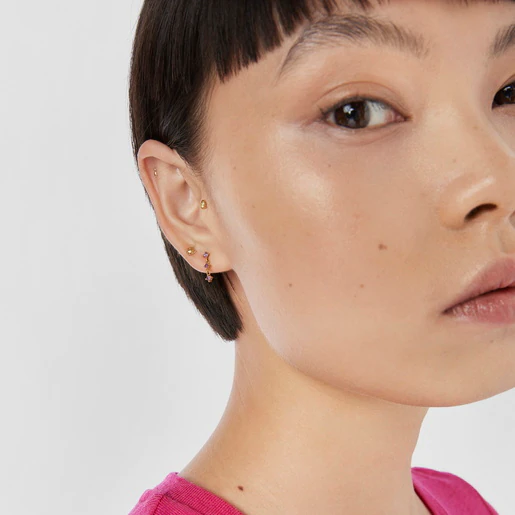 Novo piercing Motif com esfera de aço banhada a ouro e peridoto