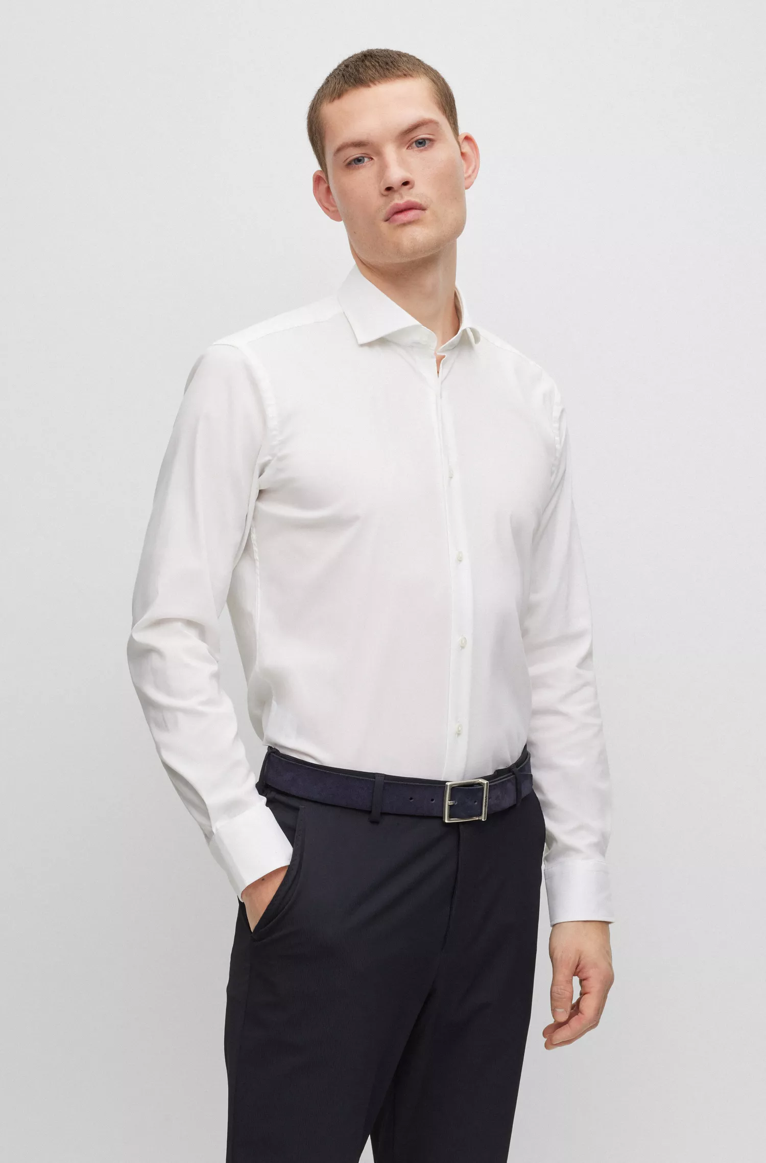 Camisa BOSS preta de corte regular em mistura de algodão elástico.