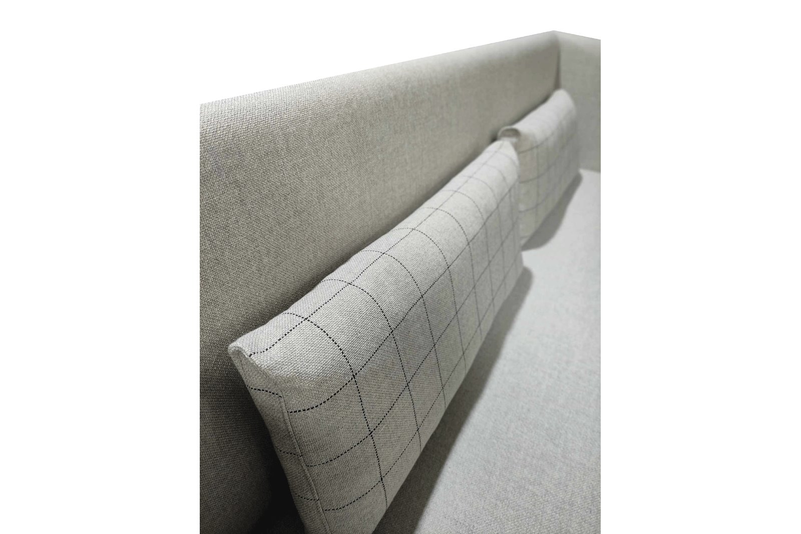 Town spisesofa I tekstil Titas beige med decoputer i Titas Square. Sort, pulverlakkert understell i stål.