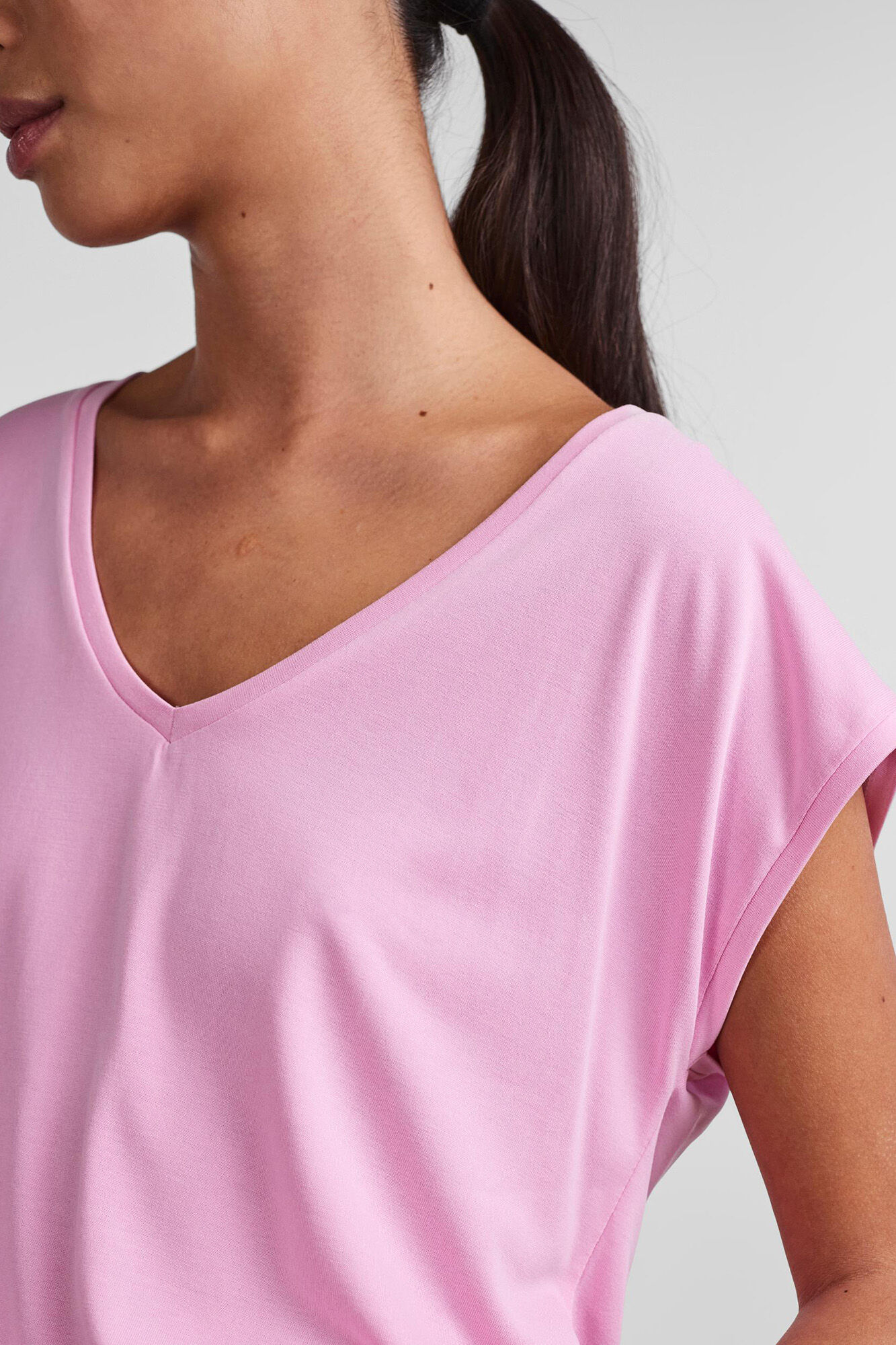 Camiseta básica em MODAL-TENCEL. Mangas curtas e decote em V.