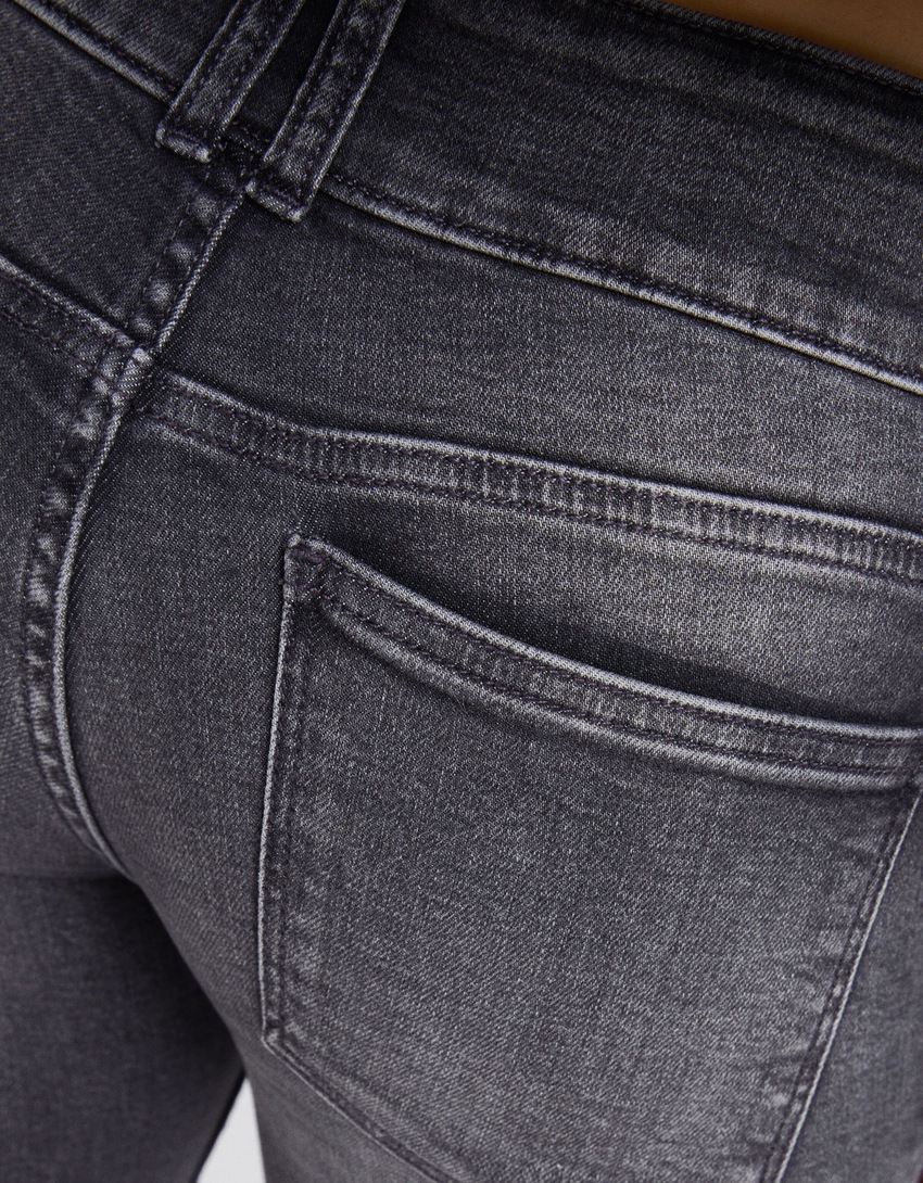 calça jeans bootcut de cintura baixa