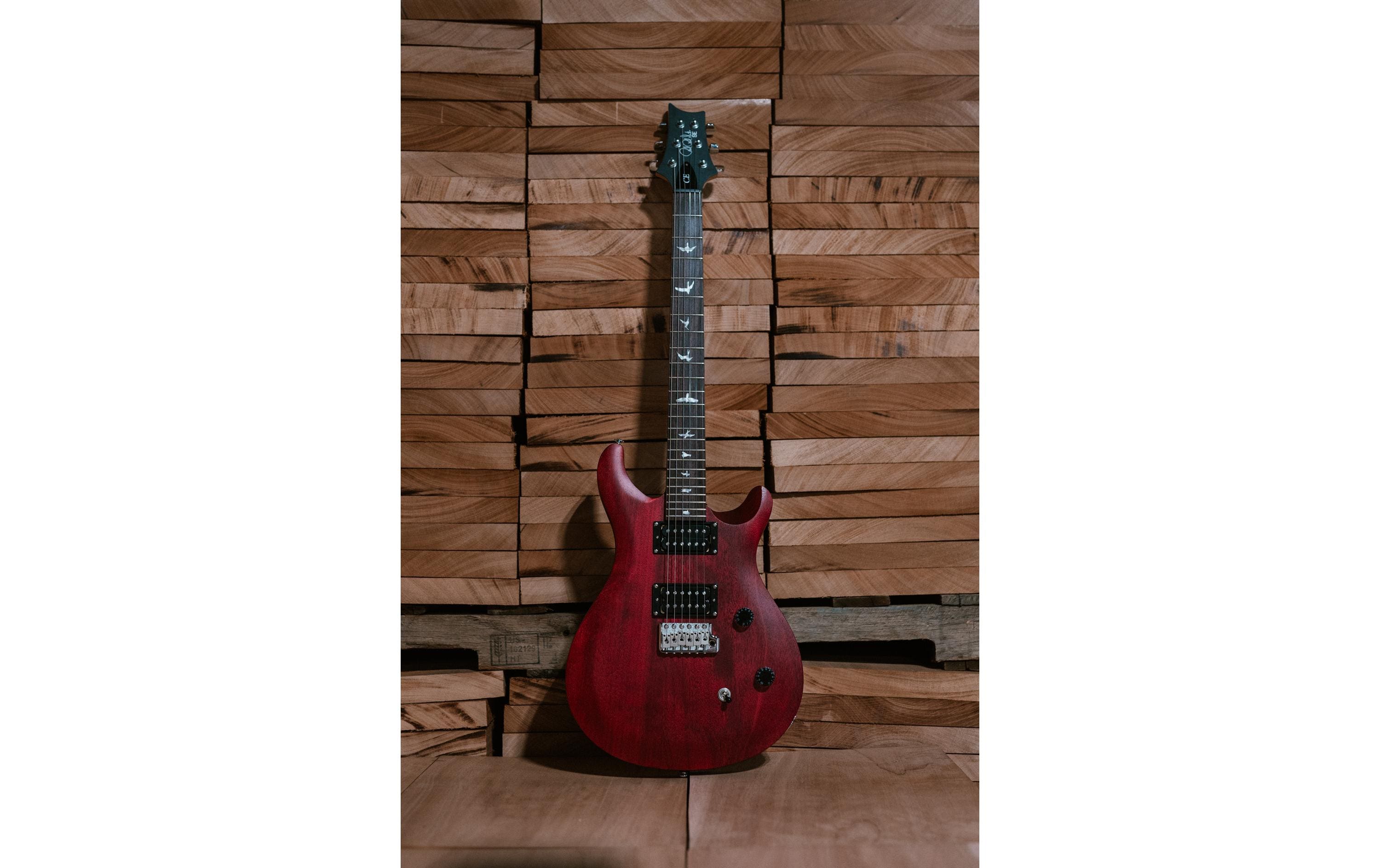 E-Gitarre SE CE 24 Standard Satin Vintage Cherry<br>Moderne Ausgabe der Allzweck-Gitarre