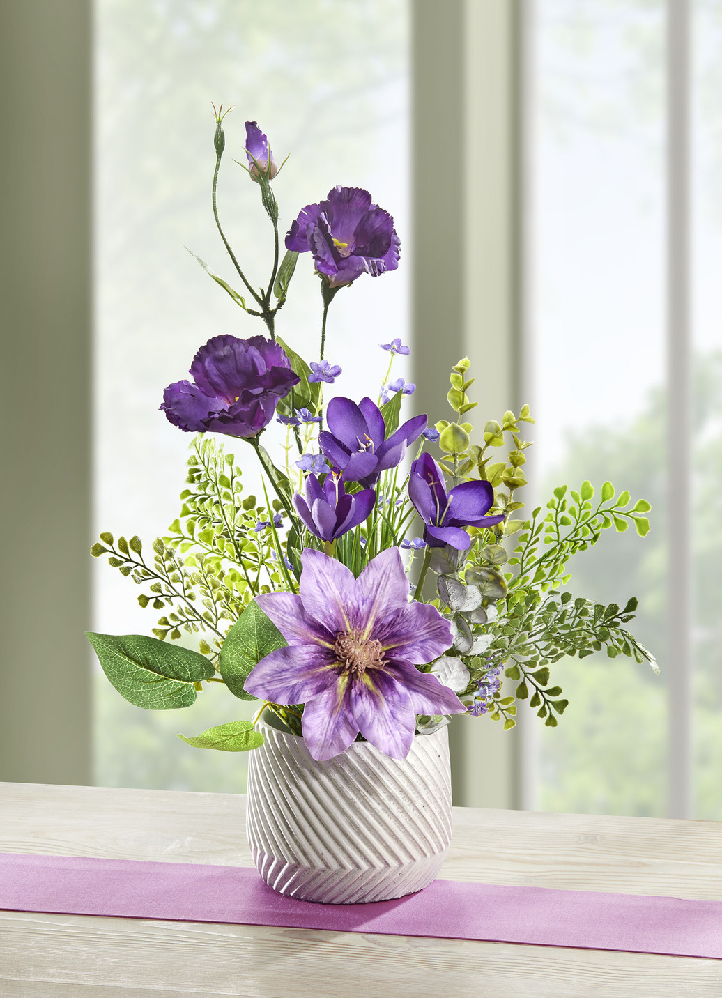 Lysianthus-/Clematis-Arrangement in weißem Keramiktopf